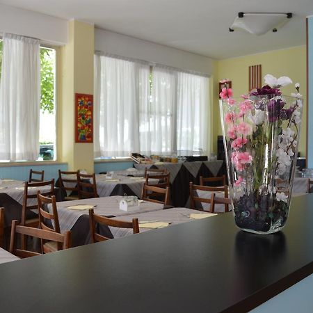 Urania 호텔 Fogliano Marina 외부 사진