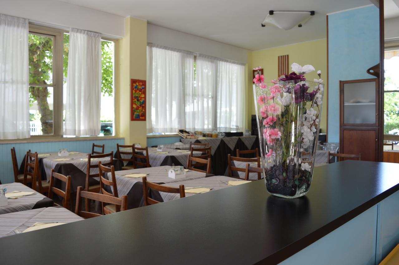 Urania 호텔 Fogliano Marina 외부 사진